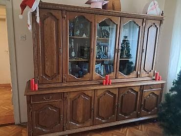 Masivna drvena vitrina – klasičan dizajn - Materijal: puno drvo sa