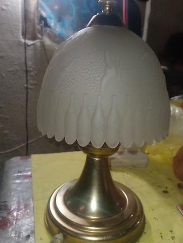 Stočna/bedside lampa sa staklenim abažurom i metalnim postoljem. -