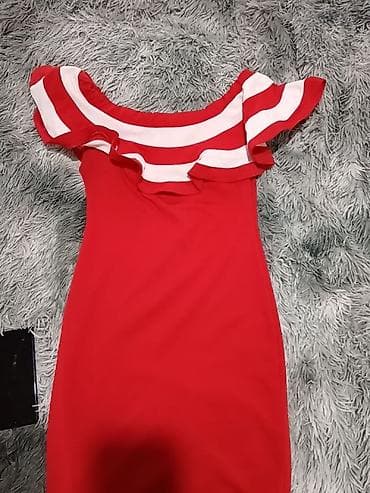 vera mont haljine: Crvena ženska haljina sa volanima na ramenima. Model je uski, midi — 1