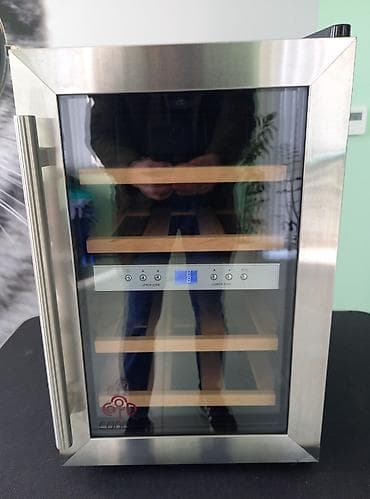 Vinski frizider CaNdOr 220V Ispravan vinski frizider poznatog