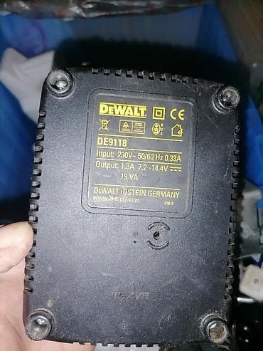 Daske za peglanje: DeWalt punjač za baterije model DE9118 - Ulaz: 230 V ~, 50/60 Hz — 1