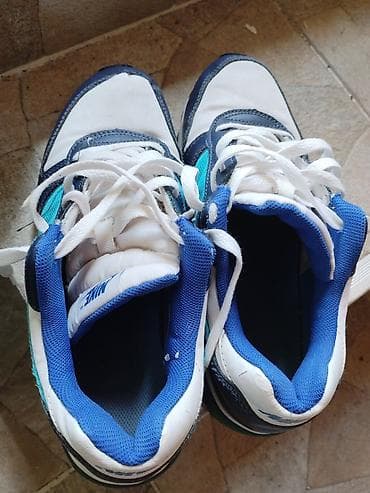 Sportske patike – 2 para 1) Nike patike - Dizajn: kombinacija bele