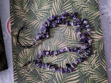 - Ogrlica od komadića prirodnog ametista u nijansama ljubičaste