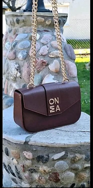 Torbe: Ženska torbica preko ramena sa lancem - Model: kompaktna crossbody — 3