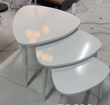 sobne garniture: Set od 3 klub/stočića – bele boje, modernog skandinavskog dizajna. Tri — 1