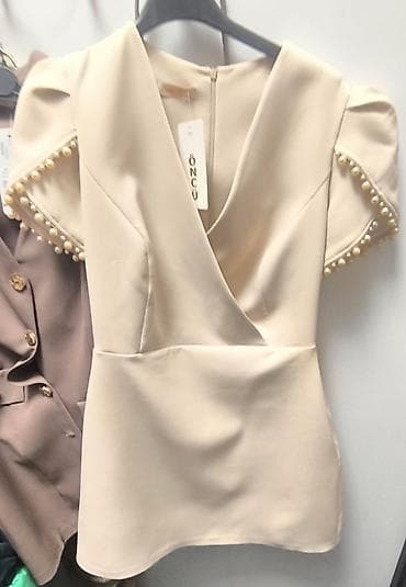 Elegantna krem bluzica sa bisernim detaljima - Boja: nežna krem/bež - na lalafo.rs Elegantna krem bluzica sa bisernim detaljima - Boja: nežna krem/bež -