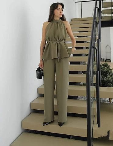 pink torbice: Damski komplet – bezrukavna bluza sa peplum krojem i široke pantalone — 8