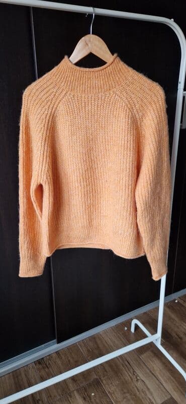 Suknje: Ženski pleteni džemper u toploj kajsija/oker nijansi. Model sa raglan — 2
