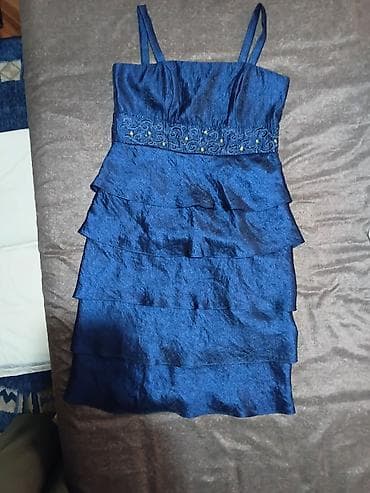 Elegantna koktel/večernja haljina na bretele, u tamno plavoj boji sa