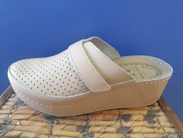 crocs zenske klompe: Kozne anatomske klompe 
Cena 3950 din 36-41 — 19