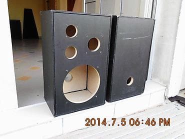 akusticna bas gitara sa zvucnikom: IQ za 8 inca. otvori napred za bas reflex=5,2cm, zvucnici: visoki=5cm — 3