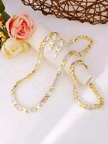 Ogrlica + narukvica + minđuše
Cena:2600 din 
Dobija se u kutijici
💋