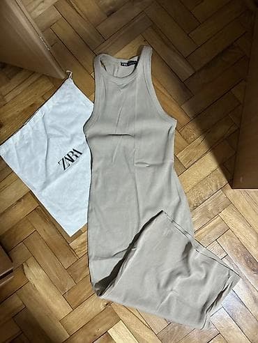 ZARA rebrasta haljina bez rukava u bež/peščanoj nijansi. Model uskog na lalafo.rs ZARA rebrasta haljina bez rukava u bež/peščanoj nijansi. Model uskog