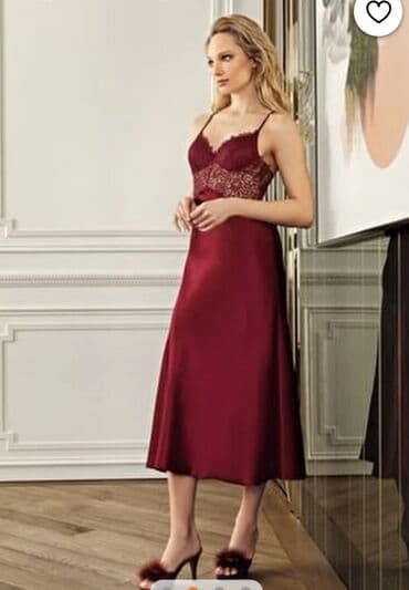 Elegantna ženska spavaćica u tamnocrvenoj boji, izrađena od glatkog na lalafo.rs Elegantna ženska spavaćica u tamnocrvenoj boji, izrađena od glatkog