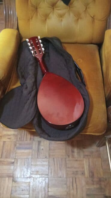 električna gitara za decu: Mandolina sa karakterističnim ovalnim telom i svetlim drvenim prednjim — 7