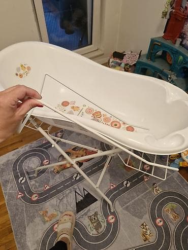 Kada za bebu sa stalkom - Plastična kada za kupanje bebe u beloj