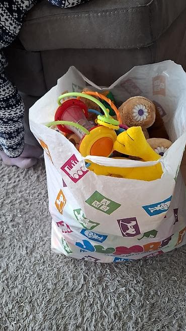 Veliki set dečijih igračaka – raznovrsni komadi za bebe i malu decu