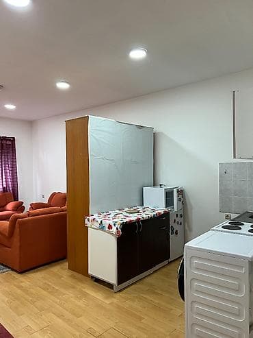 oglasi prodaja kuca: Izdajem garsonjeru u ulici Nikole Grulovica 4b u centru naselja. Stan — 7