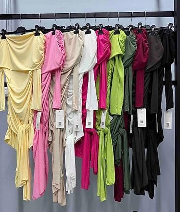 sorc ispod haljine: Ženska elegantna mini haljina sa golim ramenima - Model: uska mini — 2