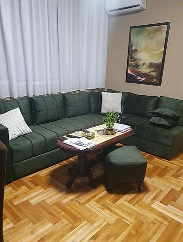 stolovi za radionicu: Ugaona garnitura sa tabureom – tamnozelena, štof/velur - Prostrana — 1