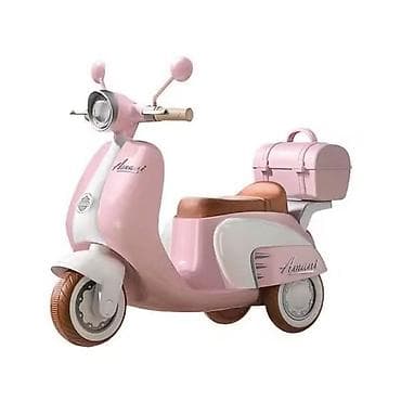 bez kaputi: Vespa na akumulator (CT-418772)Dimenzije: 91 x 39 x 70 cmBaterija: 6V — 1