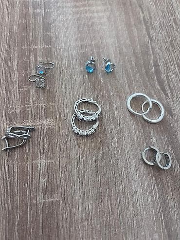 Set minđuša u srebrnoj boji. Obuhvata raznovrsne stilove, uključujući na lalafo.rs Set minđuša u srebrnoj boji. Obuhvata raznovrsne stilove, uključujući