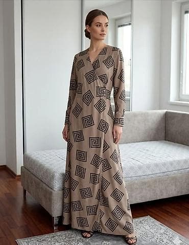 pantalone s: Duga haljina sa dugim rukavima i preklopljenim V-izrezom. Model u — 1