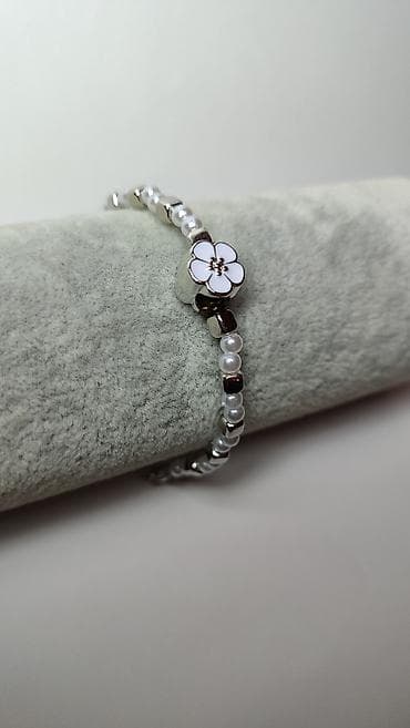 perika cena: Elegantna narukvica sa bisernim perlama i metalnim kockastim perlama u — 3