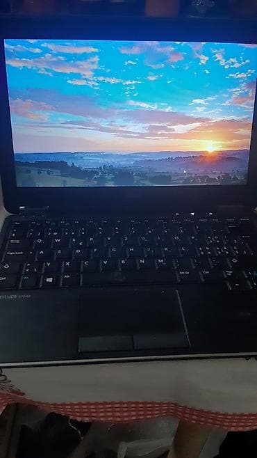 DELL Latitude E7240 – poslovni ultrabuk - Ekran 12.5" (mat)