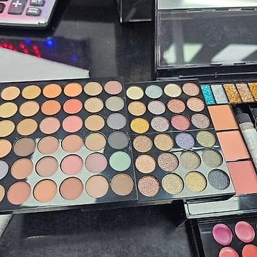 silikonski koferi: Profesionalna paleta šminke u obliku kofera. Sadržaj kompleta: Set — 3