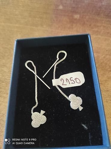 kutija za satove gde kupiti: Srebrne viseće minđuše – motiv trefa - Dizajn: duge lančić-minđuše — 1