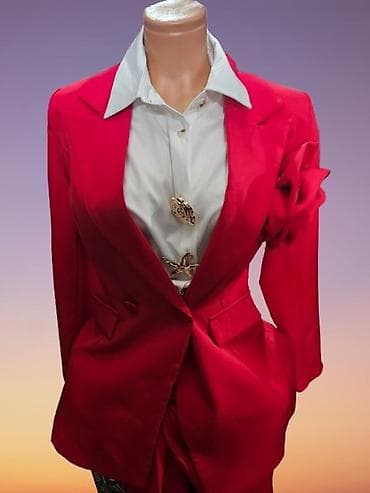 afrodita kombinezoni: Elegantno žensko odelo u intenzivno crvenoj boji 6000 din Bela košulja — 1