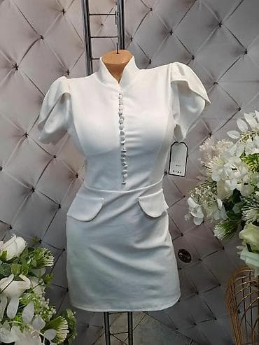 torba za rame: Elegantna ženska mini haljina sa kratkim rukavima i visokim kragnom — 1