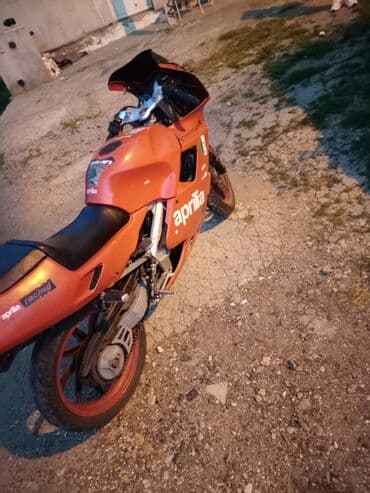 dimenzije guma za passat b6: Crveni sportski motocikl Aprilia, idealan za ljubitelje 125cc rotax — 7