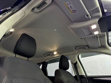 hecbek automobili: Plavi Ford Kuga, SUV model sa petoro vrata, opremljen je automatskim — 20
