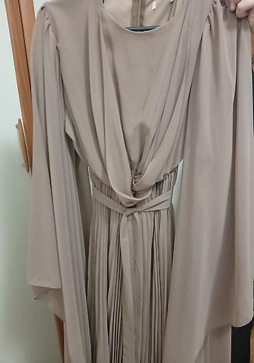 duge letnje suknje: Duga elegantna haljina u boji taupe (pesak/kakao). - Model: maxi — 4