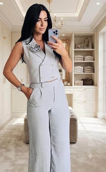 bluza s: Elegantni ženski komplet – sako-prsluk i pantalone u svetlosivoj sivoj — 1
