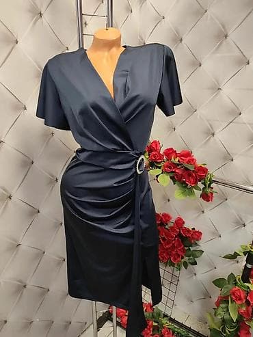 Elegantna ženska haljina sa preklopom i ukrasnom kopčom - Kroj — 2