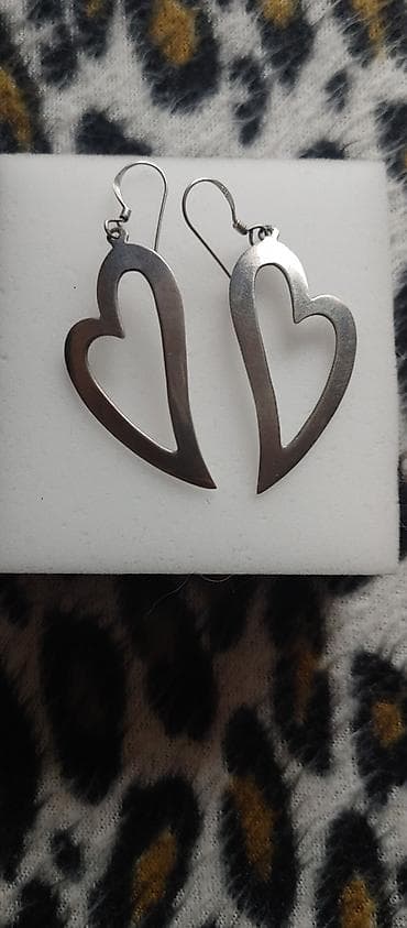 Minđuše – otvorena srca, viseći model - Materijal: metal u srebrnoj na lalafo.rs Minđuše – otvorena srca, viseći model - Materijal: metal u srebrnoj