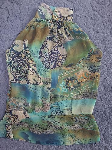 Ženska halter bluza bez rukava - Kroj: halter model sa dubokim