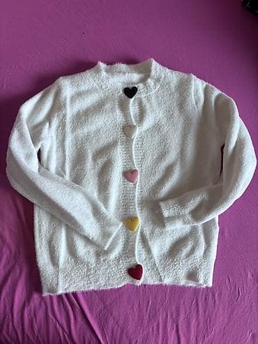 Lične stvari: Oba 1000 din. Plišani kardigan sa dugmićima u obliku srca - Model — 1