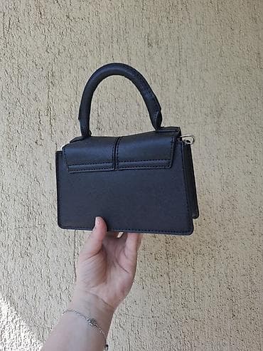 elegantni sesiri: Elegantna crna mini torba sa ručkom - Model: kompaktna struktuisana — 3
