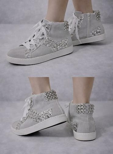 patike izi: Par svetlosivih ženskih patika sa visokim vrhom. Patike imaju pertle i — 2