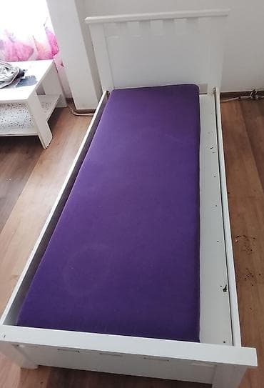 Krevet sa uzglavljem, drvena konstrukcija u beloj boji. Minimalističan