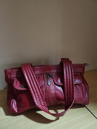 postava za torbe: Ženska torba – bordo/crvena, šira “hobo/shoulder” forma. - Materijal — 2