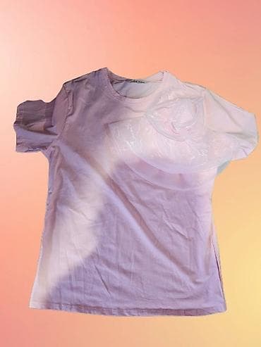 Majica sa cvetom, još u crnoj boji. Univ vel