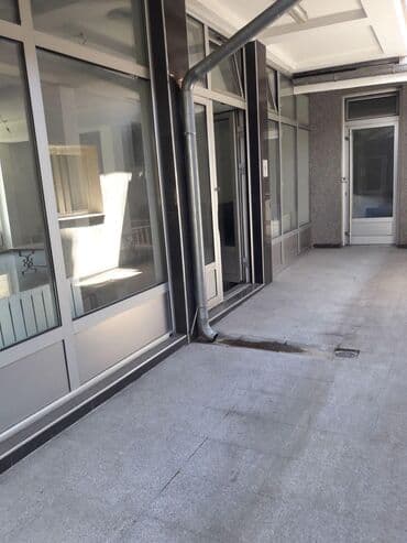Stolice: Ovaj oglas prikazuje klupe za sedenje, idealne za različite prostore — 2