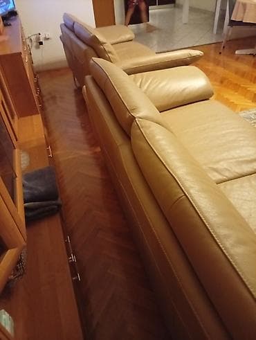 stolovi za kuhinju: Kožna dvosede/sofa – bež/peščana boja . DVA TROSEDA — 9
