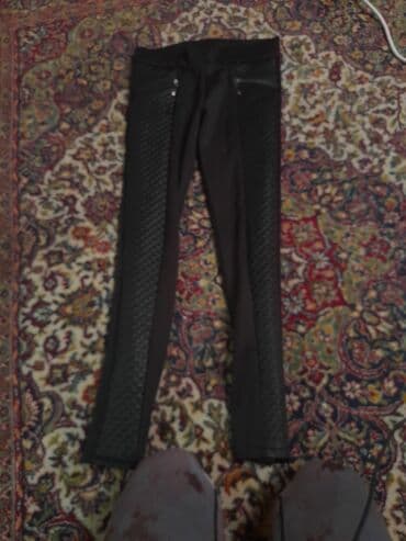 zenski kostimi sa pantalonama: Crne ženske helanke/pantalone uskog kroja sa teksturisanim panelima sa — 1