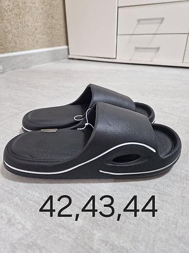Muške gumene papuče – crne slip-on sandale - Model: klasične “slides”